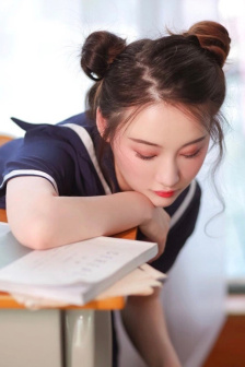 和妈妈在家里做运动的